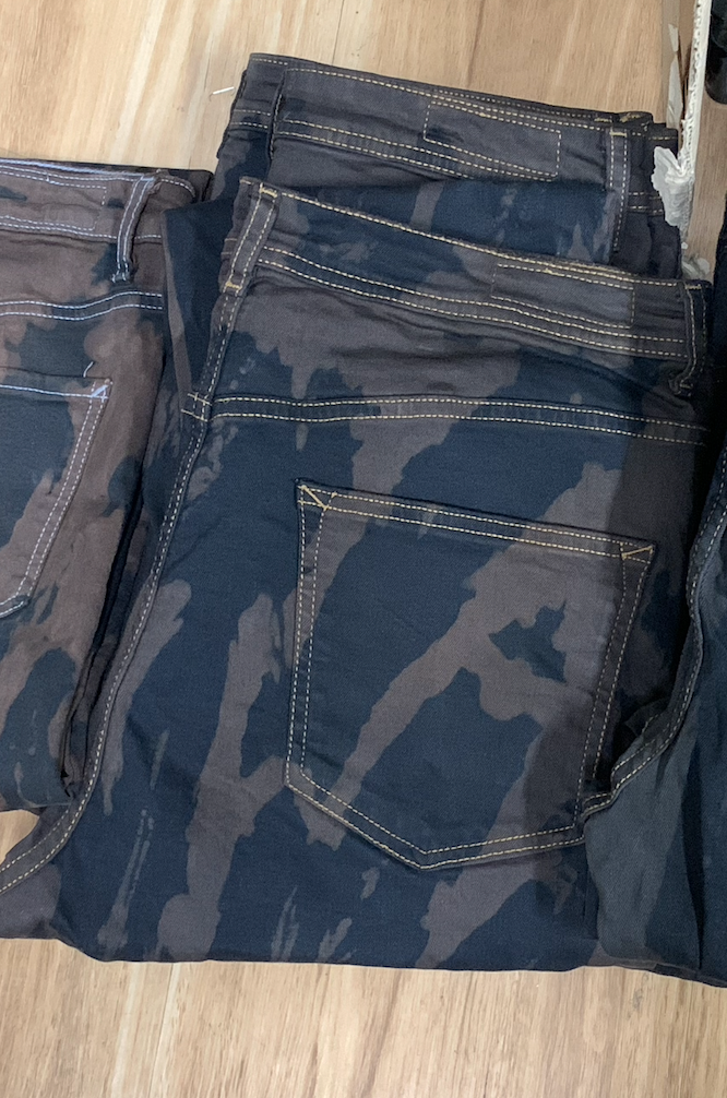 Bleachers en denim stretch, coupe skinny jaune avec fermeture éclair au dos et sur toute la longueur